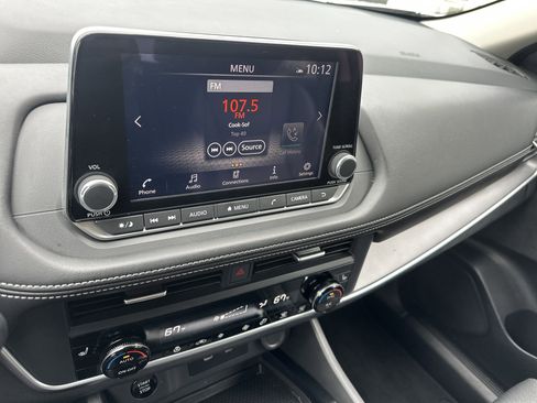 Used 2024 Nissan Rogue SV w/ SV Premium Package image 17