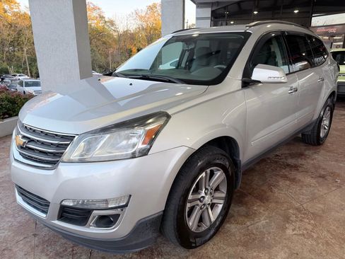 Used 2017 Chevrolet Traverse LT image 3