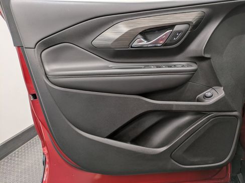 Used 2024 GMC Terrain SLE w/ Driver Convenience Package image 8