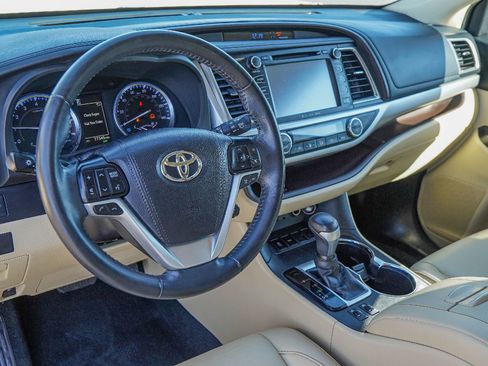 Used 2019 Toyota Highlander XLE image 7
