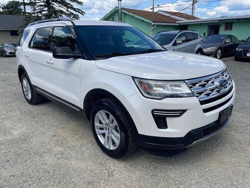 Used 2019 Ford Explorer XLT AWD/4WD image 4