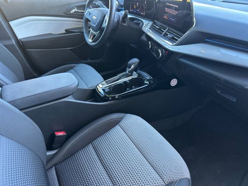 Used 2025 Chevrolet Trax LT w/ LT Convenience Package image 15