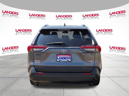 Used 2019 Toyota RAV4 XLE FWD image 4