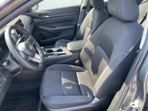 Used 2025 Nissan Altima 2.5 SV FWD image 11