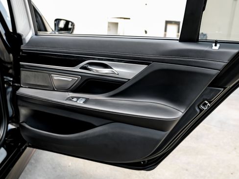 Used 2020 BMW 750i xDrive w/ Executive Package AWD/4WD image 42