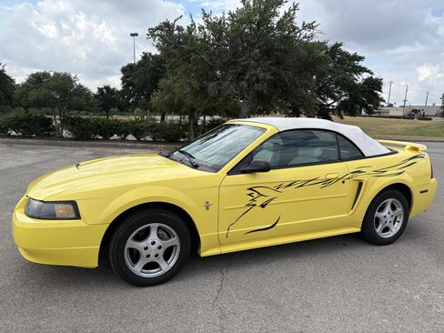 Used 2003 Ford Mustang Convertible RWD image 3