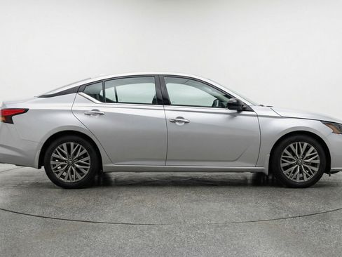 Used 2025 Nissan Altima 2.5 SV FWD image 11