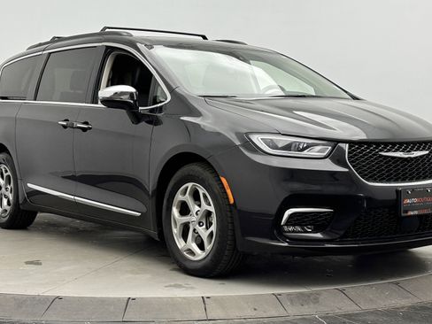 Used 2023 Chrysler Pacifica Limited image 3