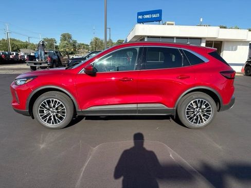 Used 2024 Ford Escape SE w/ Class II Trailer Tow Package FWD image 2