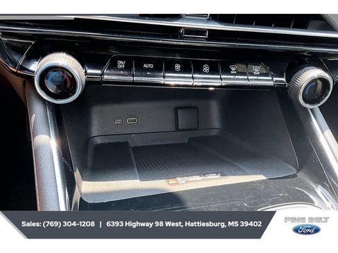 Used 2025 Chevrolet Traverse LT w/ Driver Confidence Package FWD image 24
