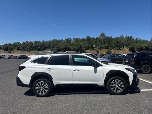 Used 2023 Subaru Outback Premium image 4