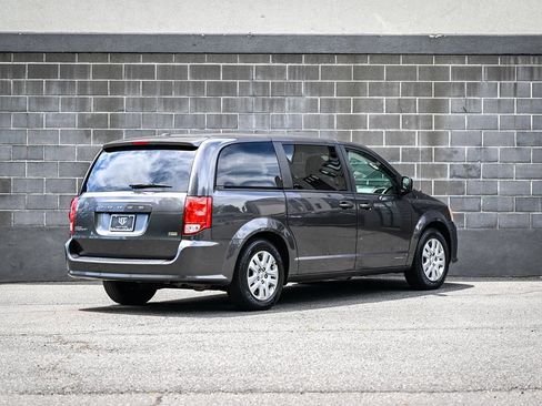 Used 2018 Dodge Grand Caravan SE w/ UConnect Hands-Free Group FWD image 3