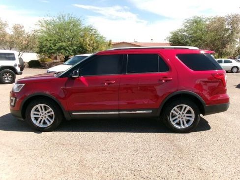 Used 2017 Ford Explorer XLT w/ Equipment Group 201A FWD image 8
