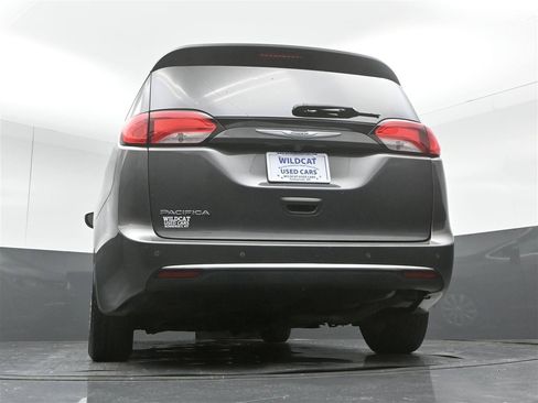 Used 2017 Chrysler Pacifica Touring-L FWD image 34