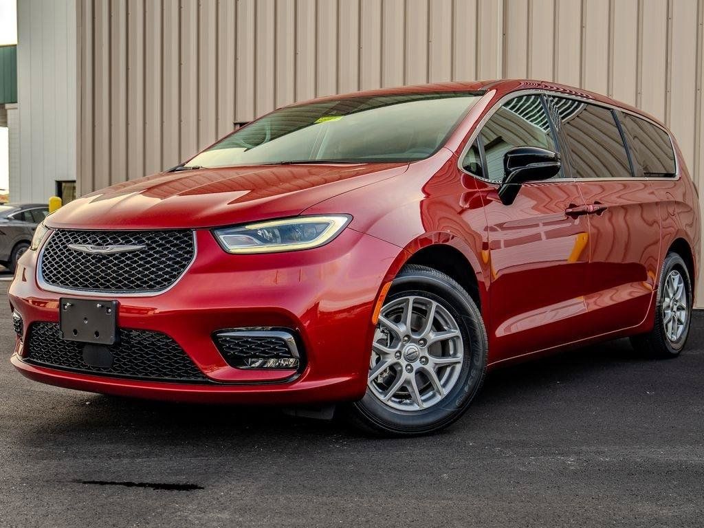 Used 2024 Chrysler Pacifica Touring-L FWD image 5