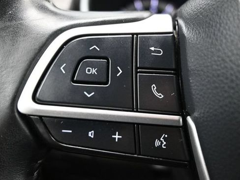 Used 2023 Toyota Highlander XLE FWD image 18