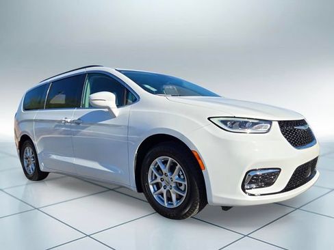 Used 2022 Chrysler Pacifica Touring-L FWD image 2