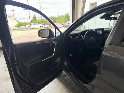 Used 2022 Toyota RAV4 LE FWD image 5