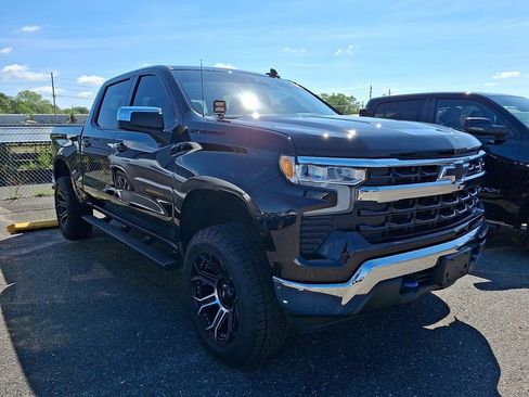 Used 2022 Chevrolet Silverado 1500 LT AWD/4WD image 3
