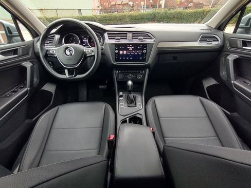 Used 2020 Volkswagen Tiguan SE image 45