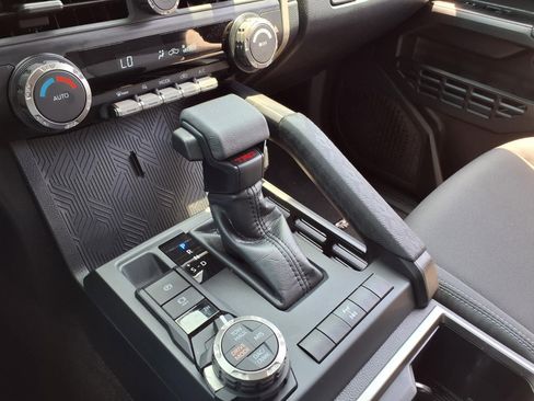 Certified 2025 Toyota Tacoma TRD Off-Road AWD/4WD image 25