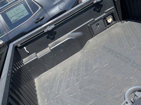 Used 2017 Toyota Tacoma TRD Sport AWD/4WD image 14