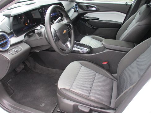 Used 2025 Chevrolet Trax LT w/ Driver Confidence Package FWD image 11