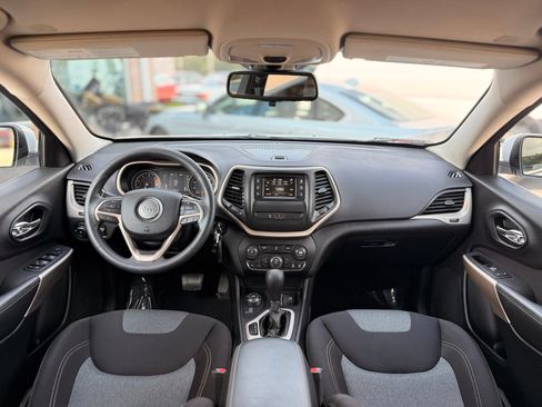 Used 2018 Jeep Cherokee Latitude w/ Safety Group AWD/4WD image 2