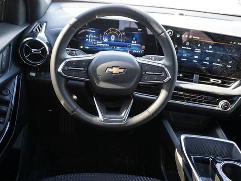 Used 2025 Chevrolet Equinox LT w/ Safety and Technology Package FWD image 10