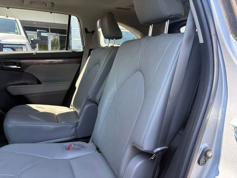 Used 2023 Toyota Highlander Platinum FWD image 8