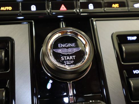 Used 2024 Aston Martin DB12 Coupe RWD image 32