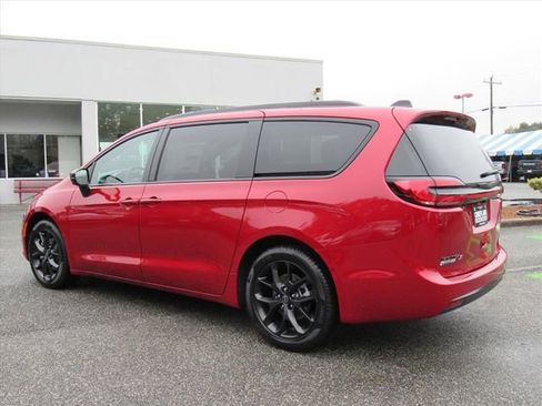 New 2026 Chrysler Pacifica Select w/ S Appearance Package image 4