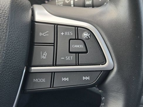 Used 2025 Toyota Highlander LE FWD image 22