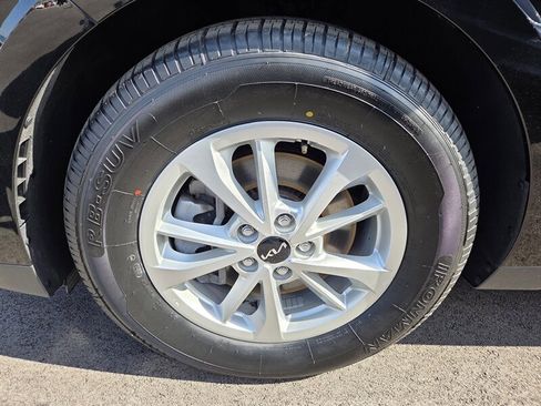 Used 2024 Kia Carnival LX image 8