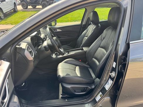 Used 2018 MAZDA MAZDA3 Touring FWD image 11