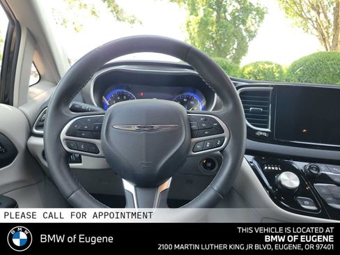 Used 2023 Chrysler Pacifica Touring-L FWD image 22