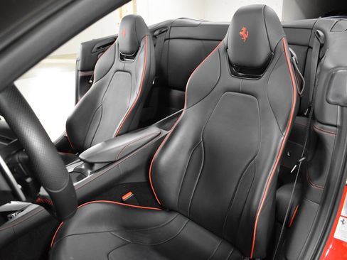 Used 2020 Ferrari Portofino RWD image 21