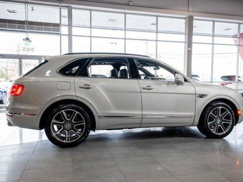 Used 2018 Bentley Bentayga image 4