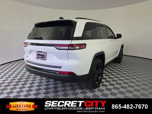 Used 2024 Jeep Grand Cherokee Altitude AWD/4WD image 7