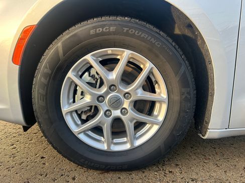 Used 2024 Chrysler Pacifica Touring-L image 10