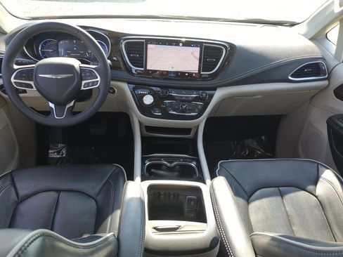 Used 2023 Chrysler Pacifica Limited FWD image 30
