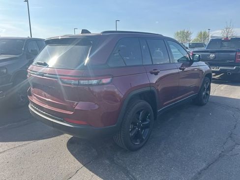 Used 2023 Jeep Grand Cherokee Altitude AWD/4WD image 4