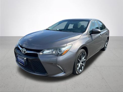 Used 2017 Toyota Camry XSE w/ Moonroof Package FWD image 2