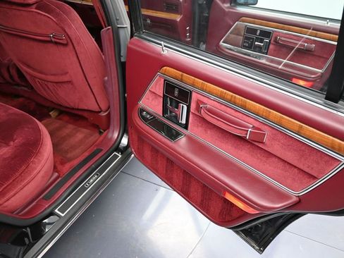 Used 1990 Lincoln Continental Signature image 17