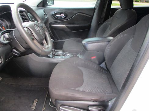 Used 2019 Jeep Cherokee Latitude w/ Popular Appearance Group FWD image 25