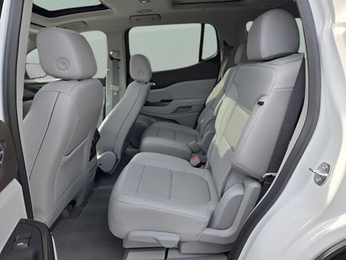 Used 2023 GMC Acadia SLT w/ Technology Package image 7