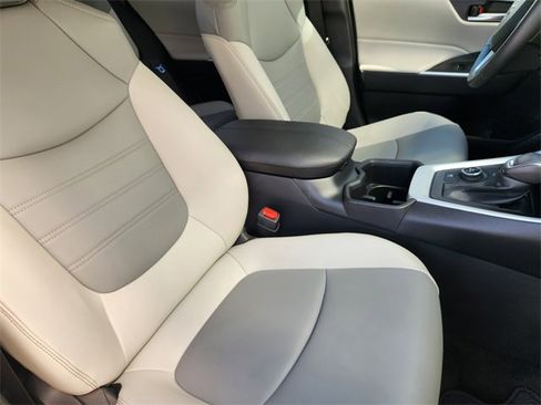 Used 2024 Toyota RAV4 XLE Premium image 17