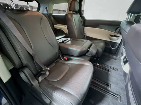 Used 2022 Kia Carnival LX image 25