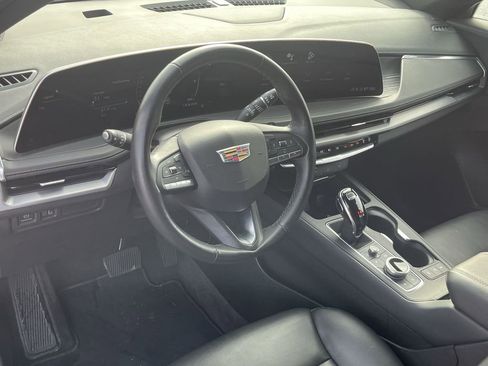 Used 2025 Cadillac XT4 Premium Luxury image 2