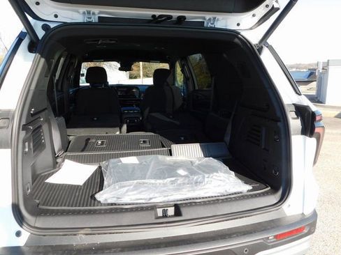 New 2026 Chevrolet Traverse LT w/ LPO, Floor Liner Package image 27